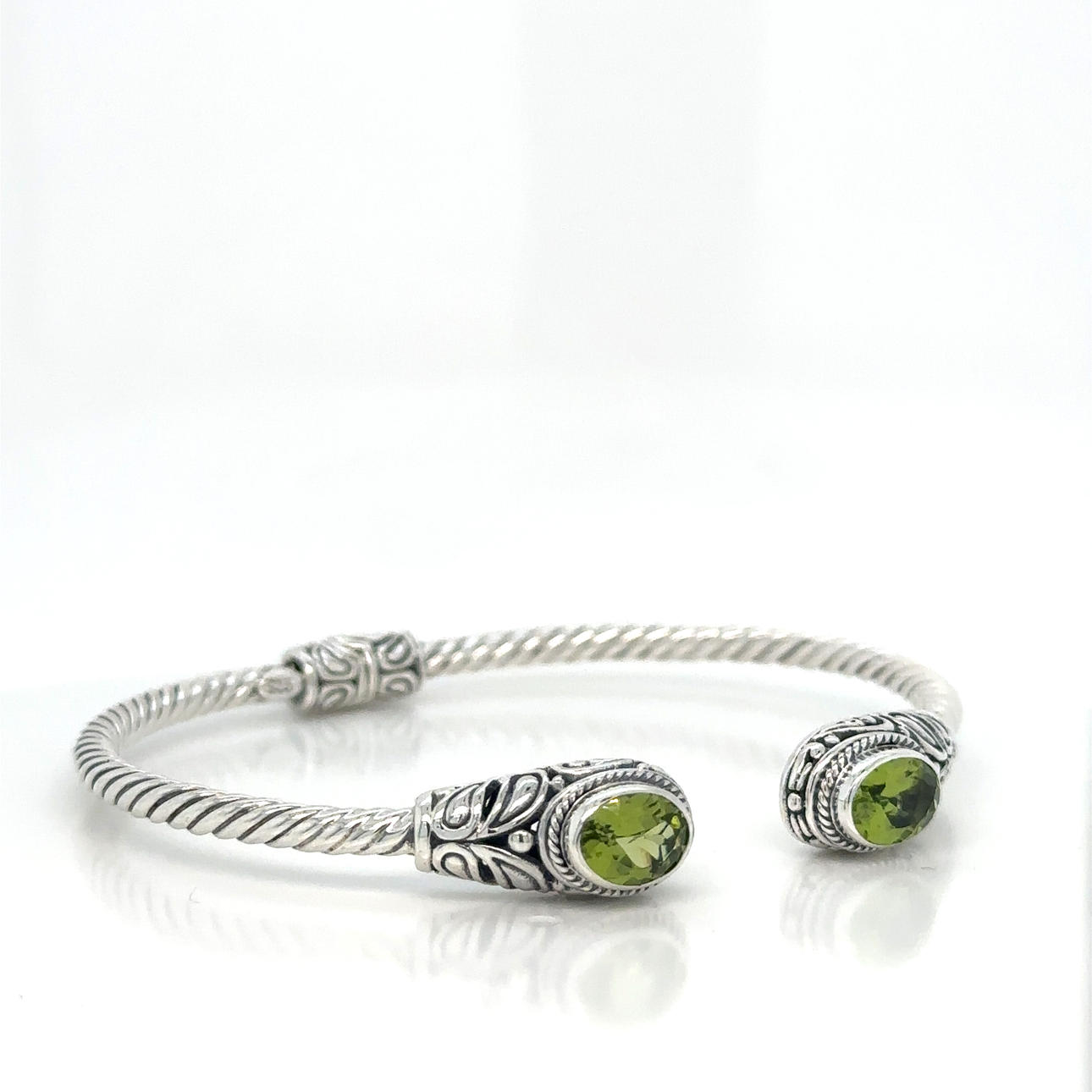 SILVERARMRING med peridoter.