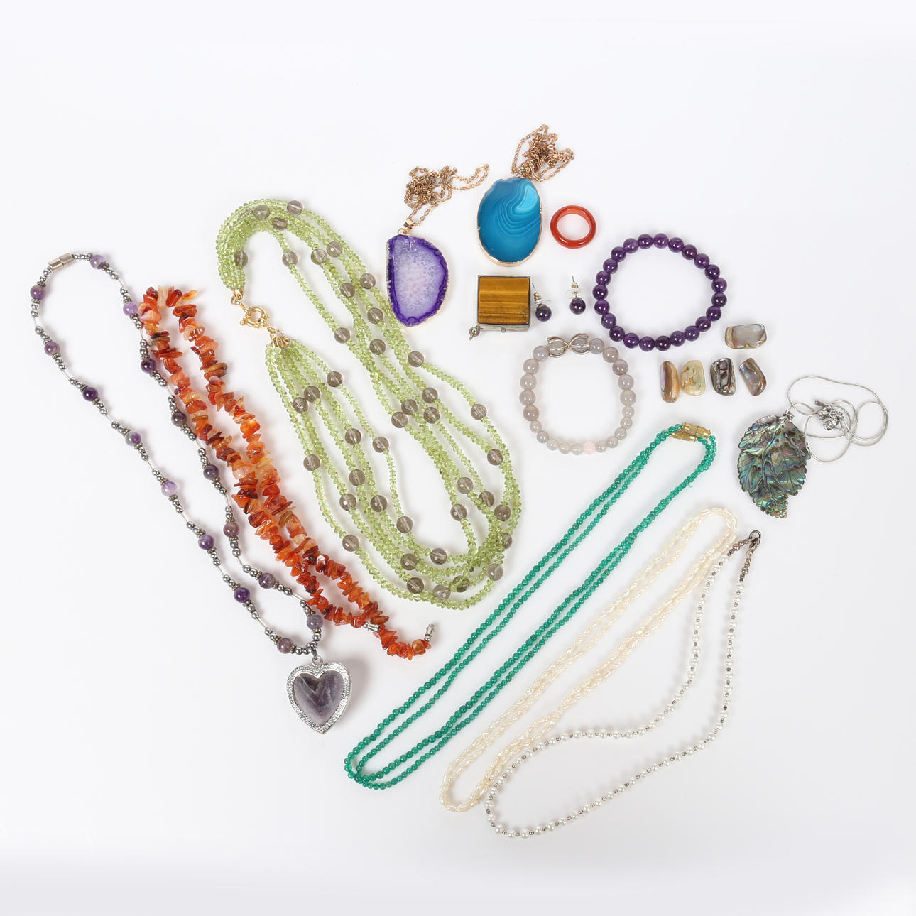 EN SAMLING ÄDELSTENSSMYCKEN (16).