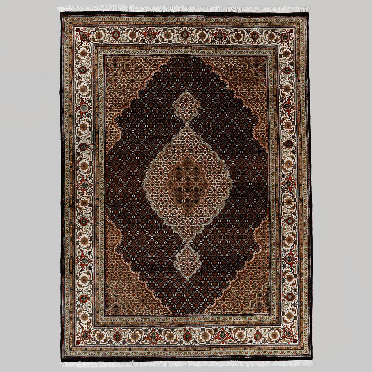 UNA ALFOMBRA, Tabriz, 240 x 170 cm.