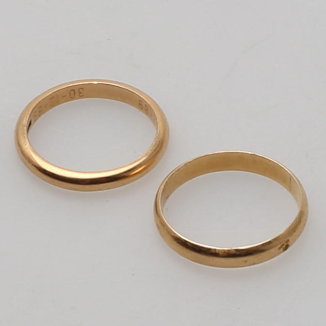 RINGAR 2 st, 18k, gulguld, vikt ca 8,2 gram.