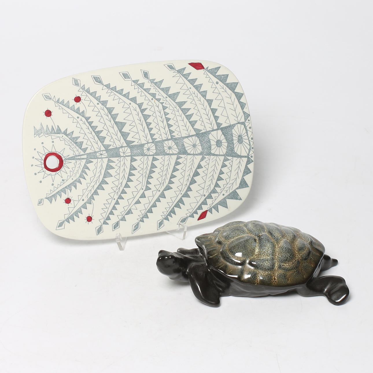 FIGURIN och SKÄRBRÄDA, stengods och flintgods, bl.a. sköldpadda, Lillemor Mannerheim, Gefle Porslinsfabrik. 1900-talets mitt.