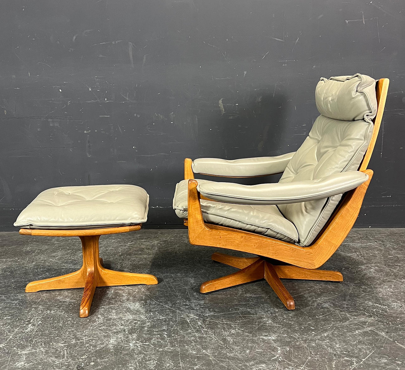 SILLÓN LIED MØBLER CON TABURETE.