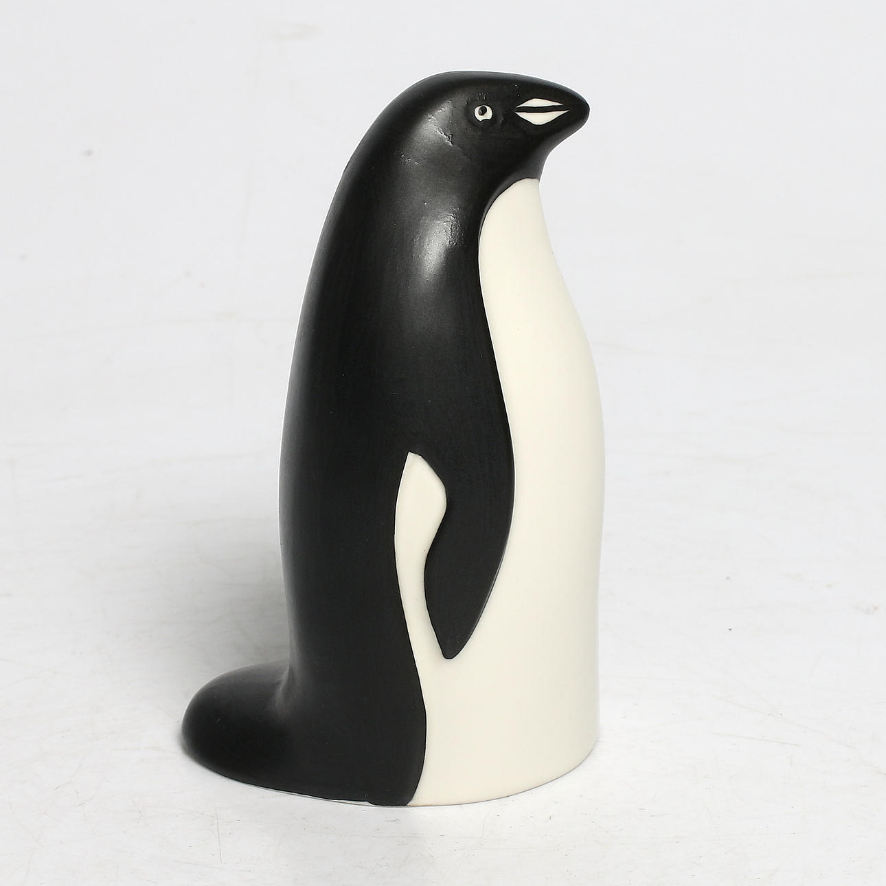FIGURIN, stengods, pingvin, Lillemor Mannerheim, WWF, Arabia, Finland. 1900-talets andra hälft.