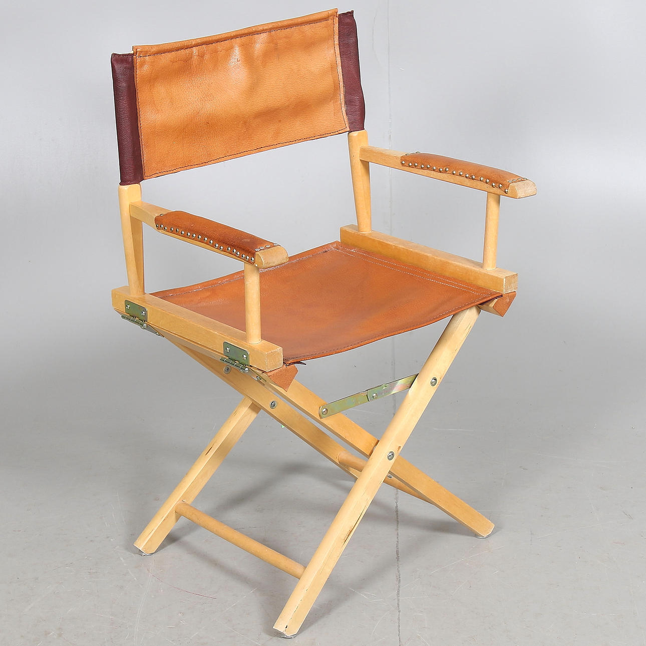 REGISSÖRSSTOL, björk och läder, 1900-talets anda hälft.