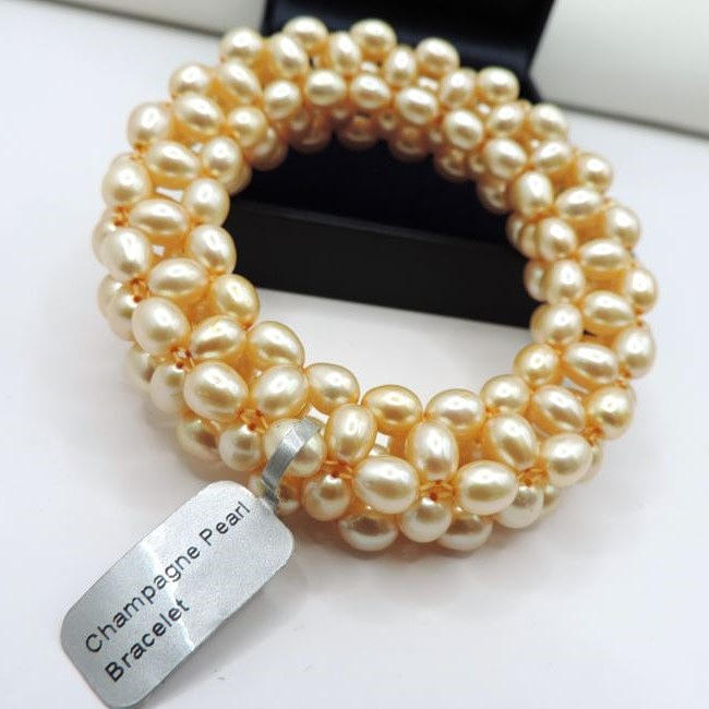 CHAMPAGNE CULTURED PEARL BRACELET.