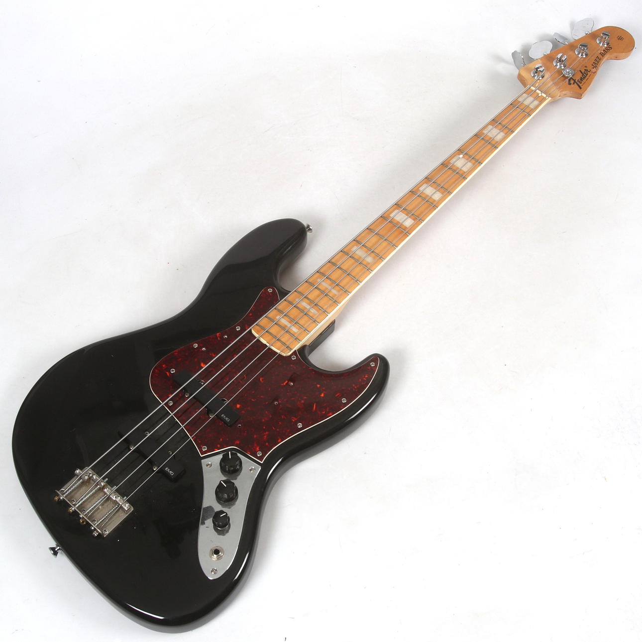 BAS, marcado con el logotipo de Fender.