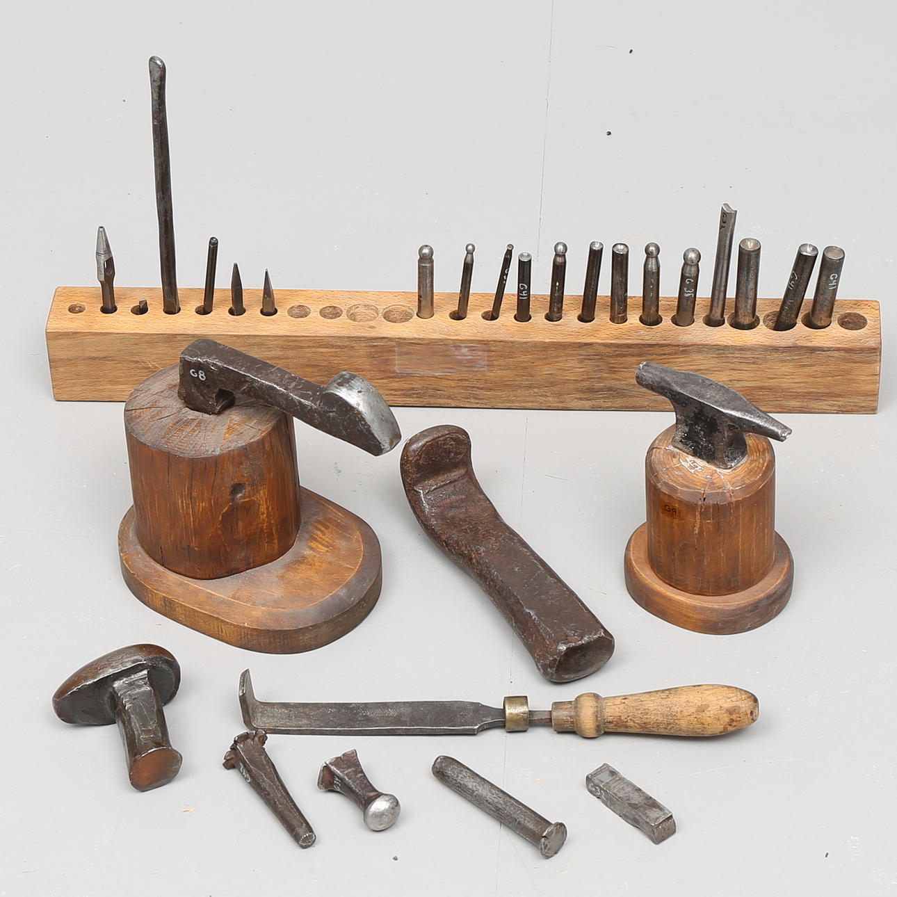 STÄD, 2 st samt punsar, slagverktyg/tillbehör.