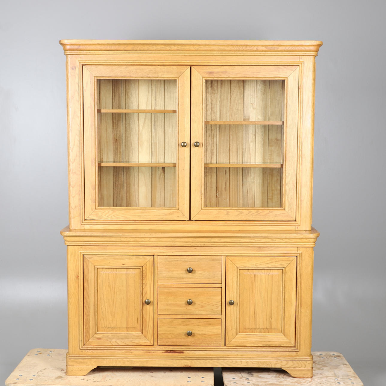 EN MODERN LJUS EK KÖKSBYRÅ.