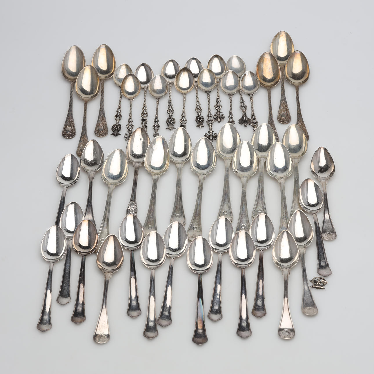 SPOONS 46 pieces weight about 783 grams.
