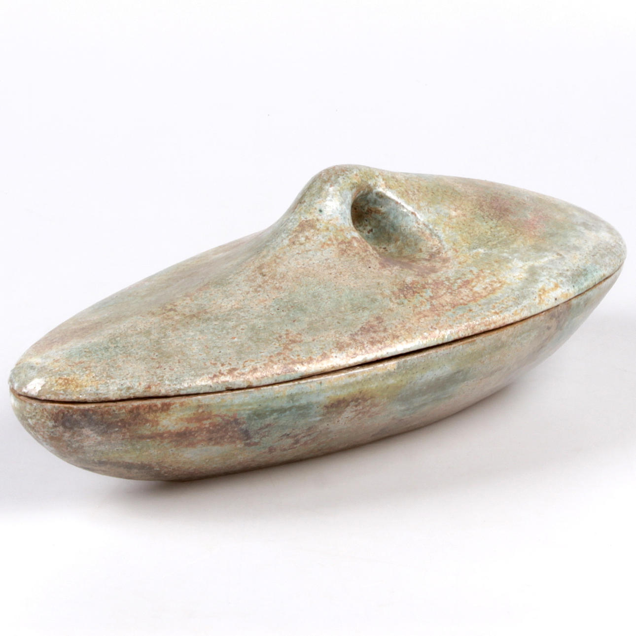 HANS HEDBERG. Skål med lock, starkeldsfajans, signerad HHG.