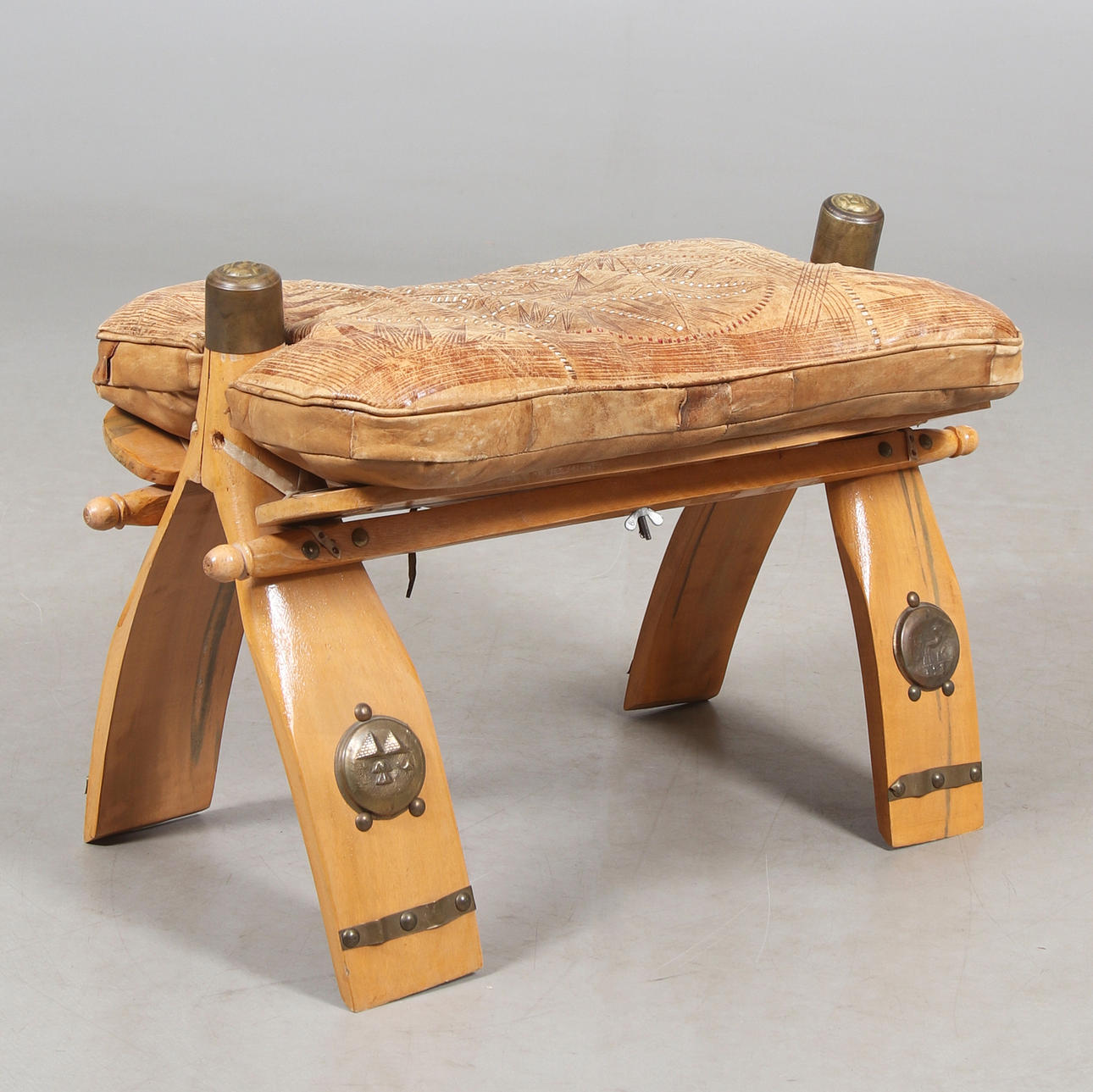 A 20th-century pallet/camel saddle.