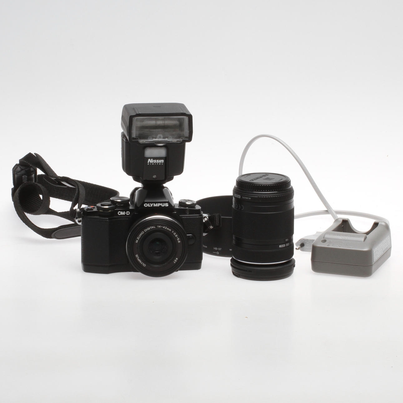 DIGITALSYSTEMKAMERA, Olympus OM-D E-M10, blixt samt objektiv.