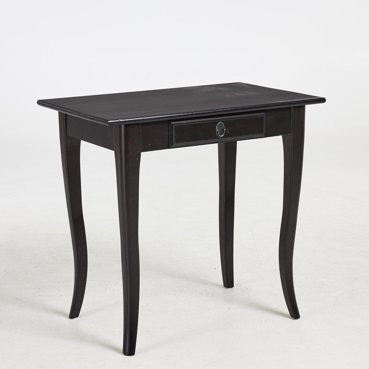 IKEA. Schreibtisch, schwarz lackiert, Schublade aus Sargen, geschwungene Beine, Etikett markiert. Möbel - Tische