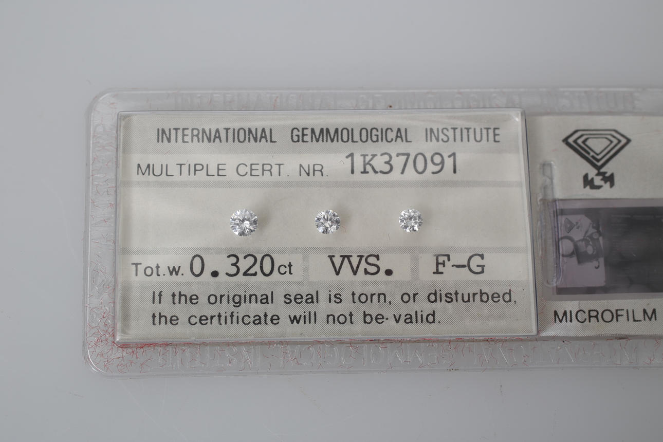 DIAMANTER, 0,32 carat, 3 stycken, IGI certifiering.