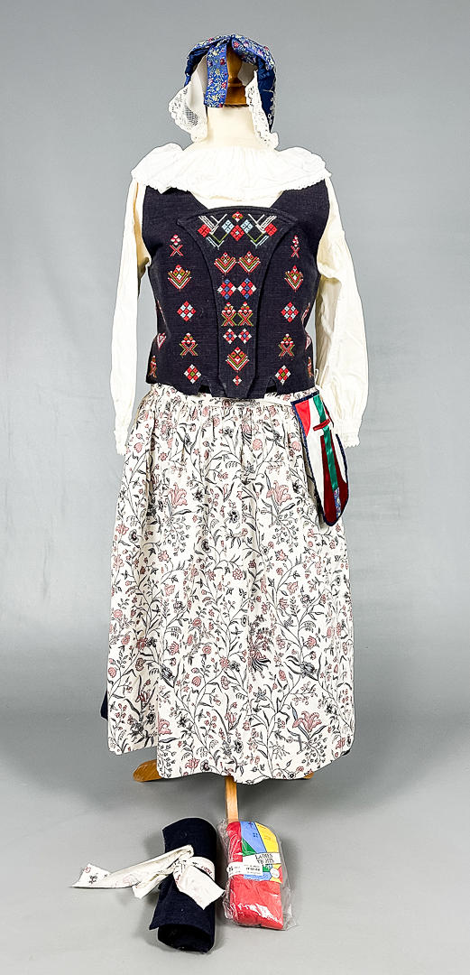 FOLKDRÄKT, dam, 7 delar, Bohuslän.