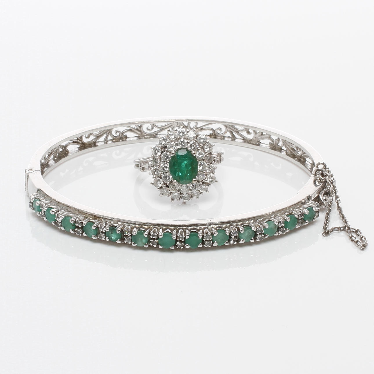 RING 18k guld med grön sten samt briljanter om totalt ca 0,9ct samt ARMBAND silver, 1900/2000-tal.