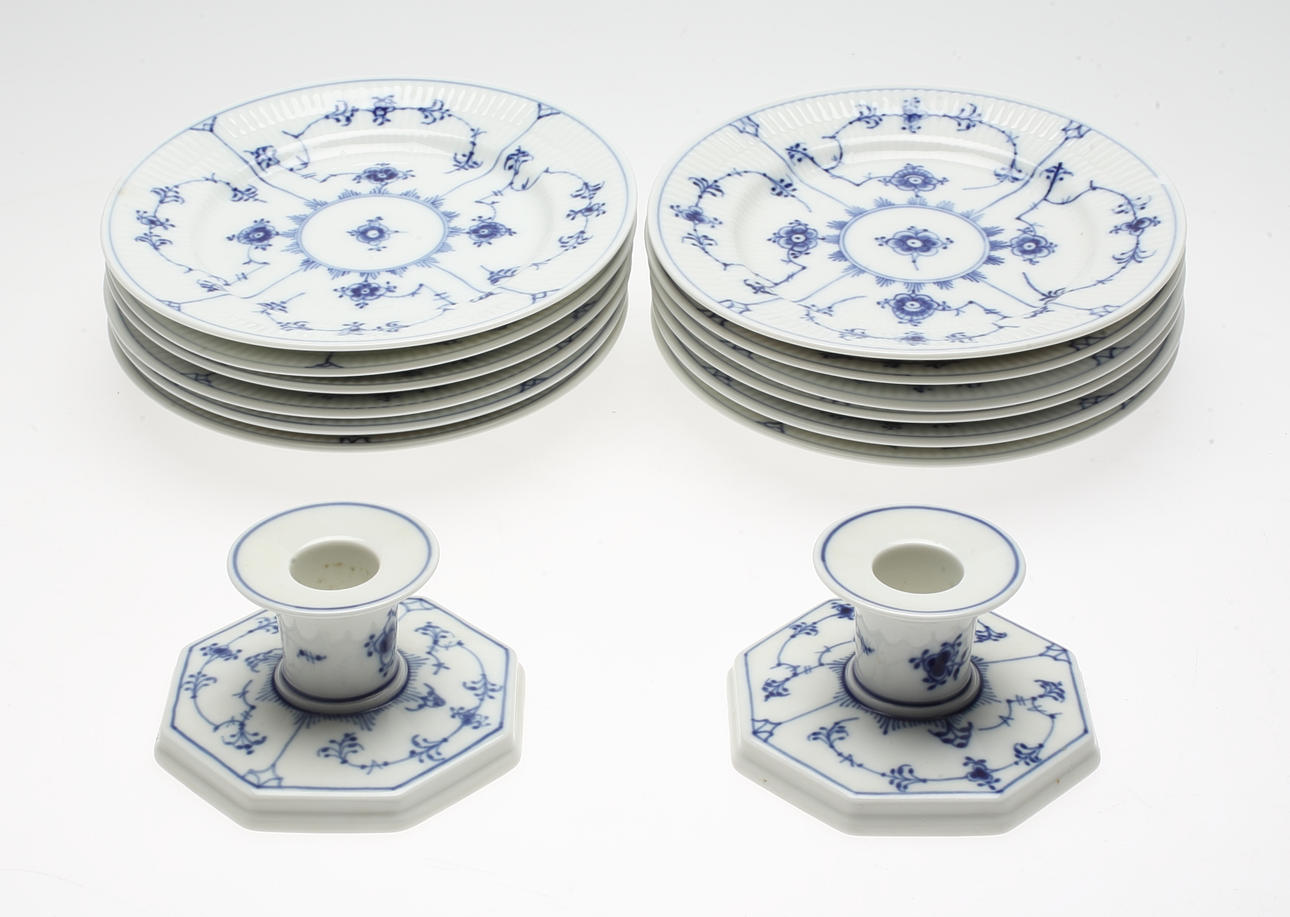 ASSIETTER samt LJUSSTAKAR, 14 delar, porslin, Musselmalet, Royal Copenhagen, Danmark.