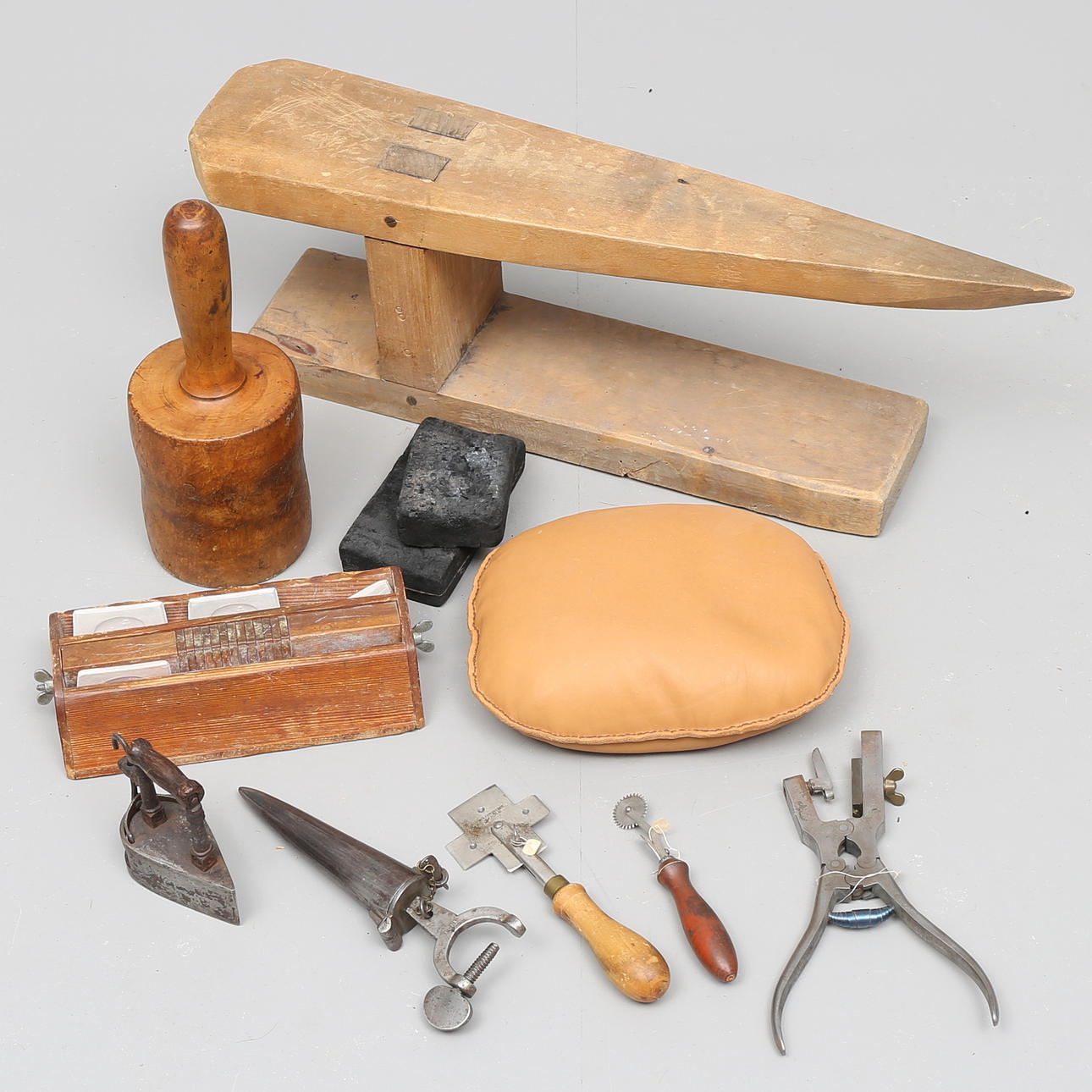 STRYKJÄRN, 2 st, järn, 1800-tal samt sytillbehör.