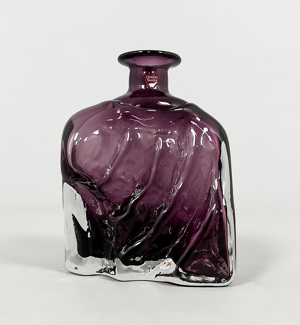 LARS HELLSTEN. A glass vase, signed, Orrefors, later 20th century.