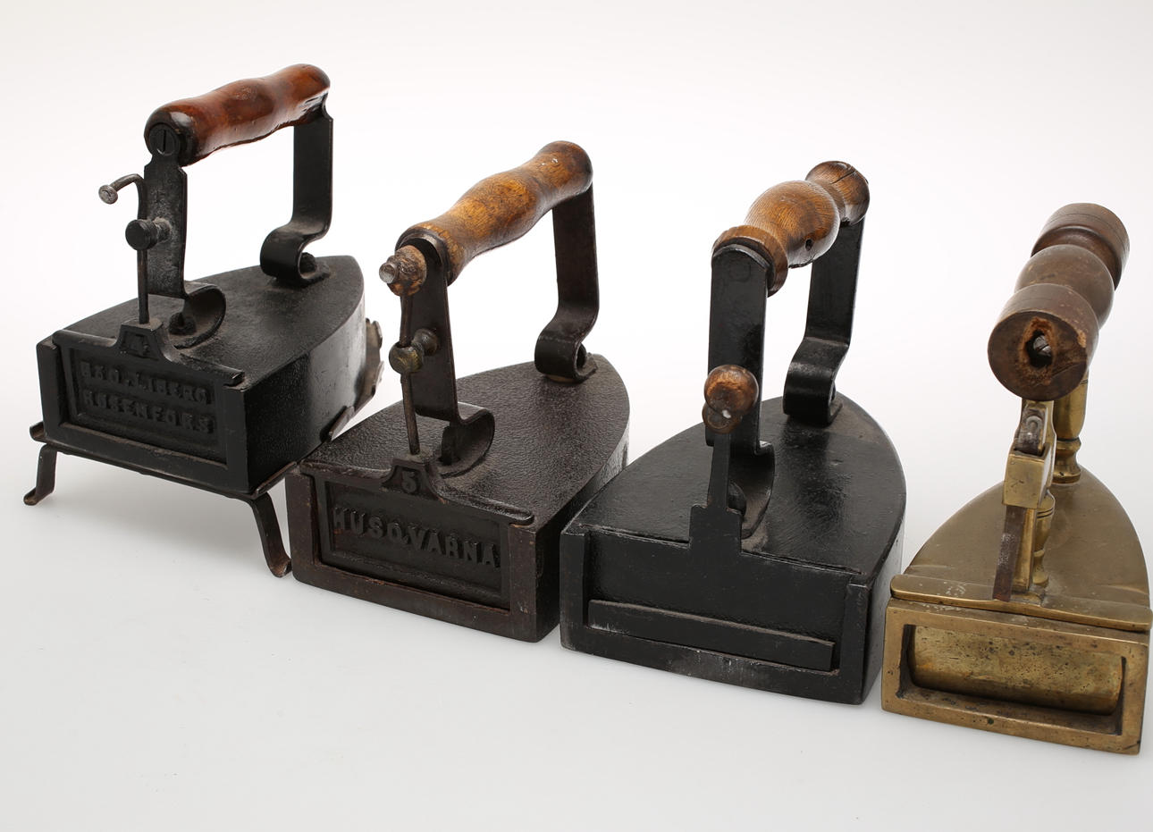 STRYKJÄRN, 4 st bland annat Rosenfors. Mässing och järn.