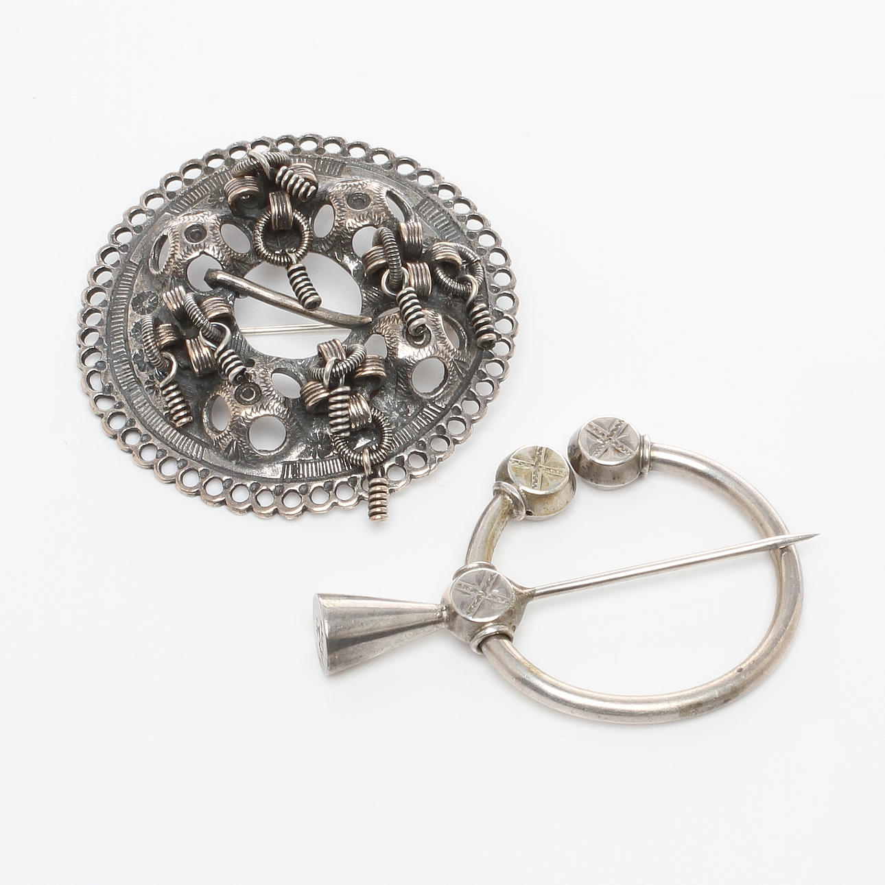 DRÄKTSMYCKEN, 2 st, silver varav en David-Andersen. 1900-tal.