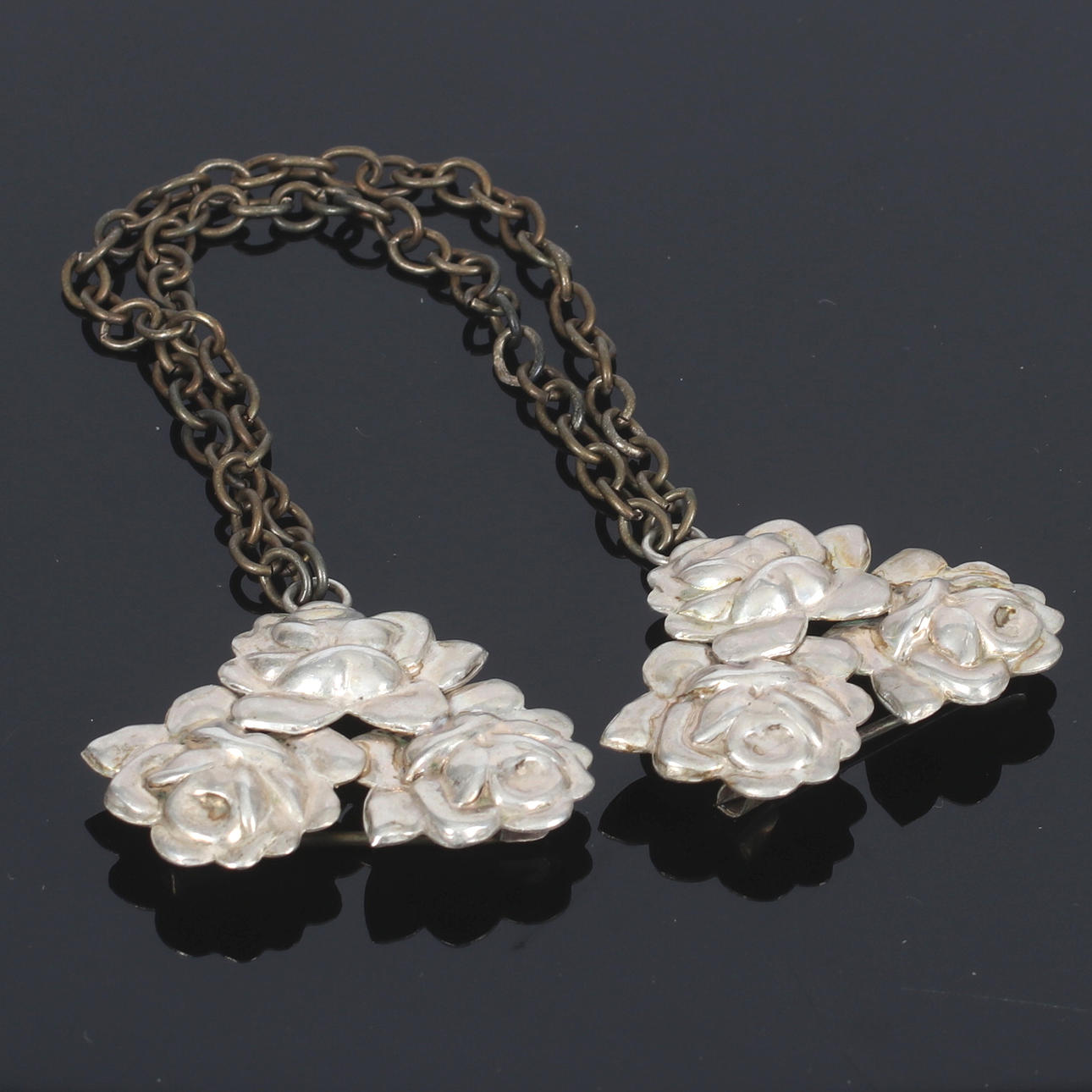 (240666) FOLKDRÄKTSSMYCKEN, silver, 1900-tal.