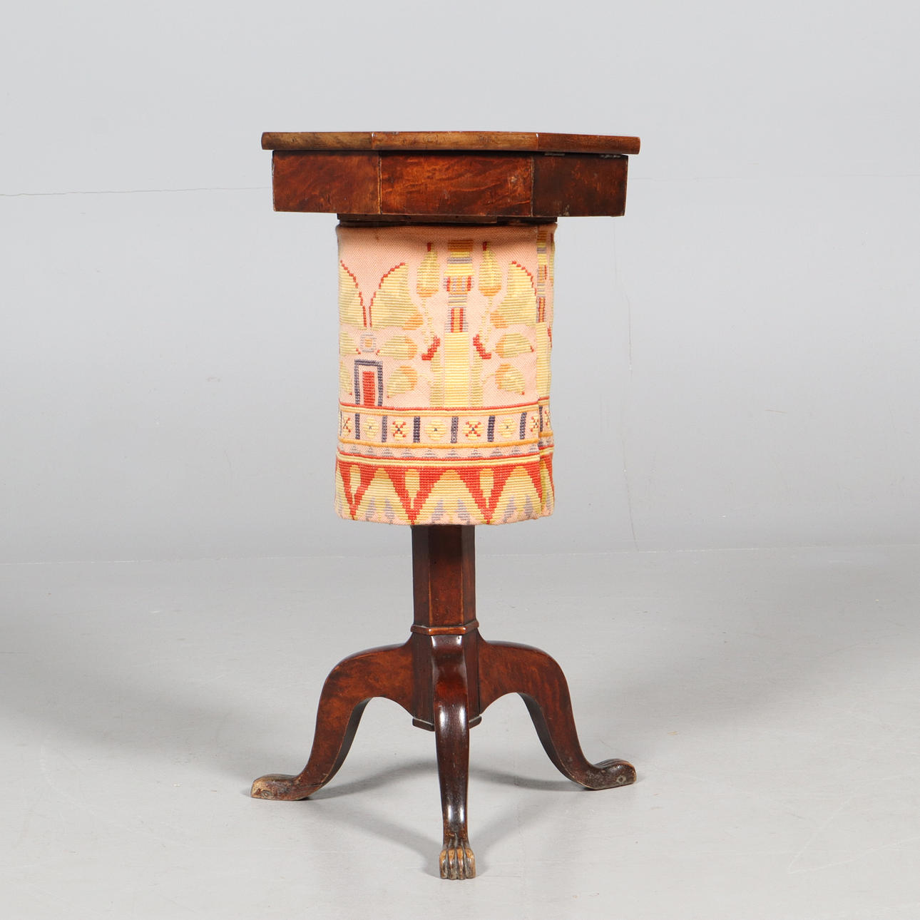 EIN NÄHTISCH, 1800/1900.