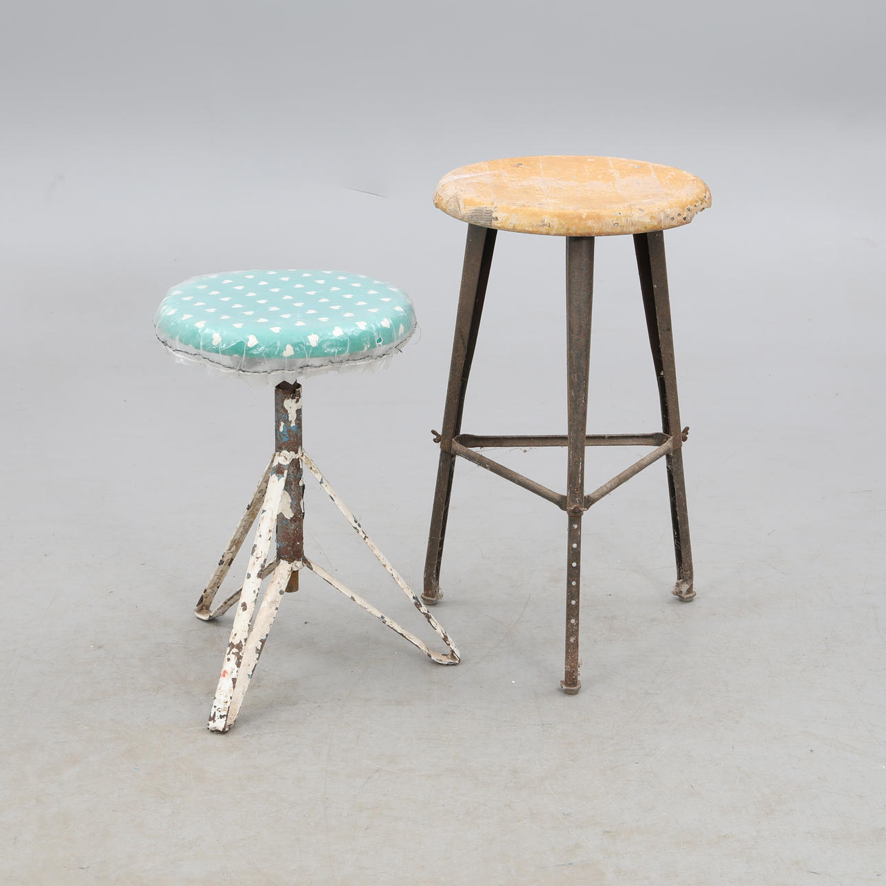 ARBETSPALLAR/INDRUSTIPALLAR, metall/trä, 2 stycken.