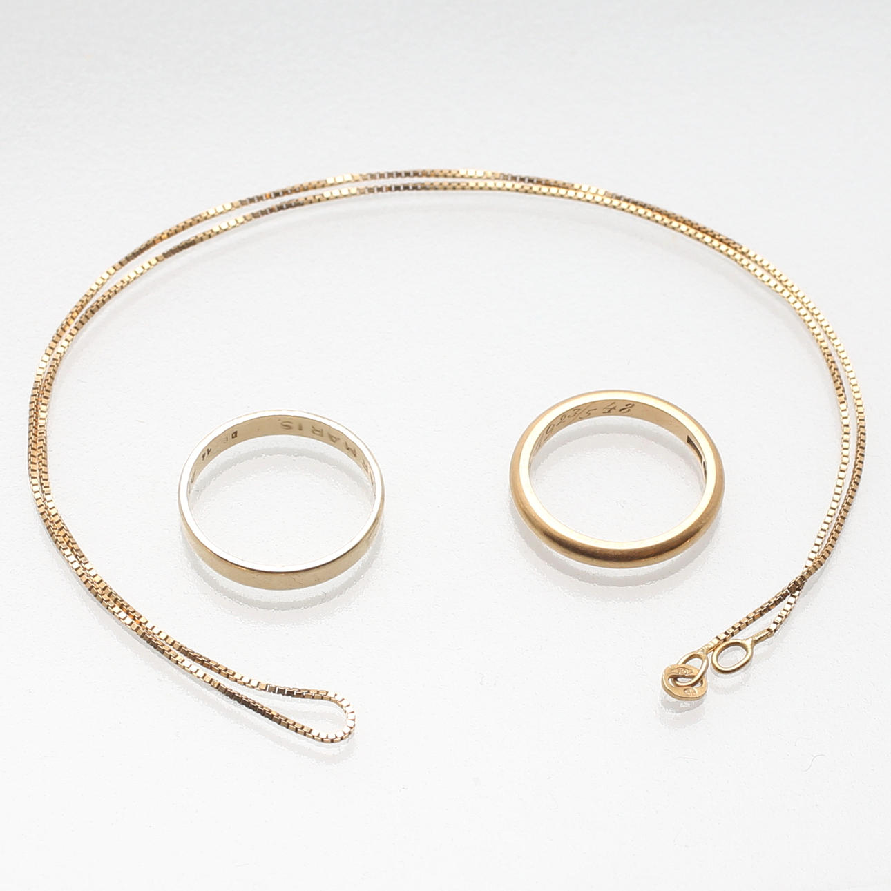 HALSBAND samt RINGAR, 2 st, guld 18K samt 14K, 1900-tal, vikt 9,05 gram.