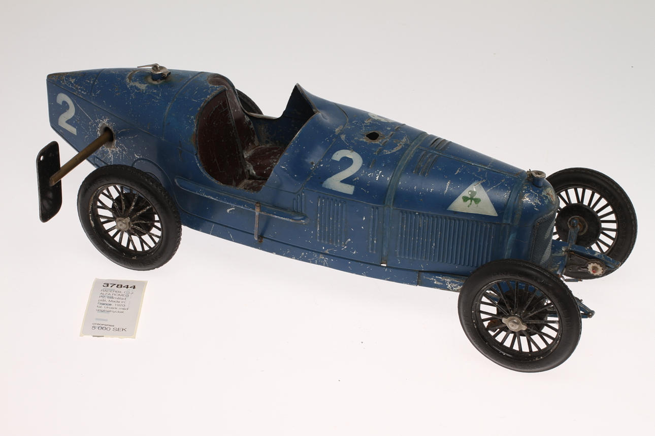 RACERBIL C.I.J. ALFA ROMEO P2, blåmålad plåt, Made in France. 1920-tal. Urverk med originalnyckel.