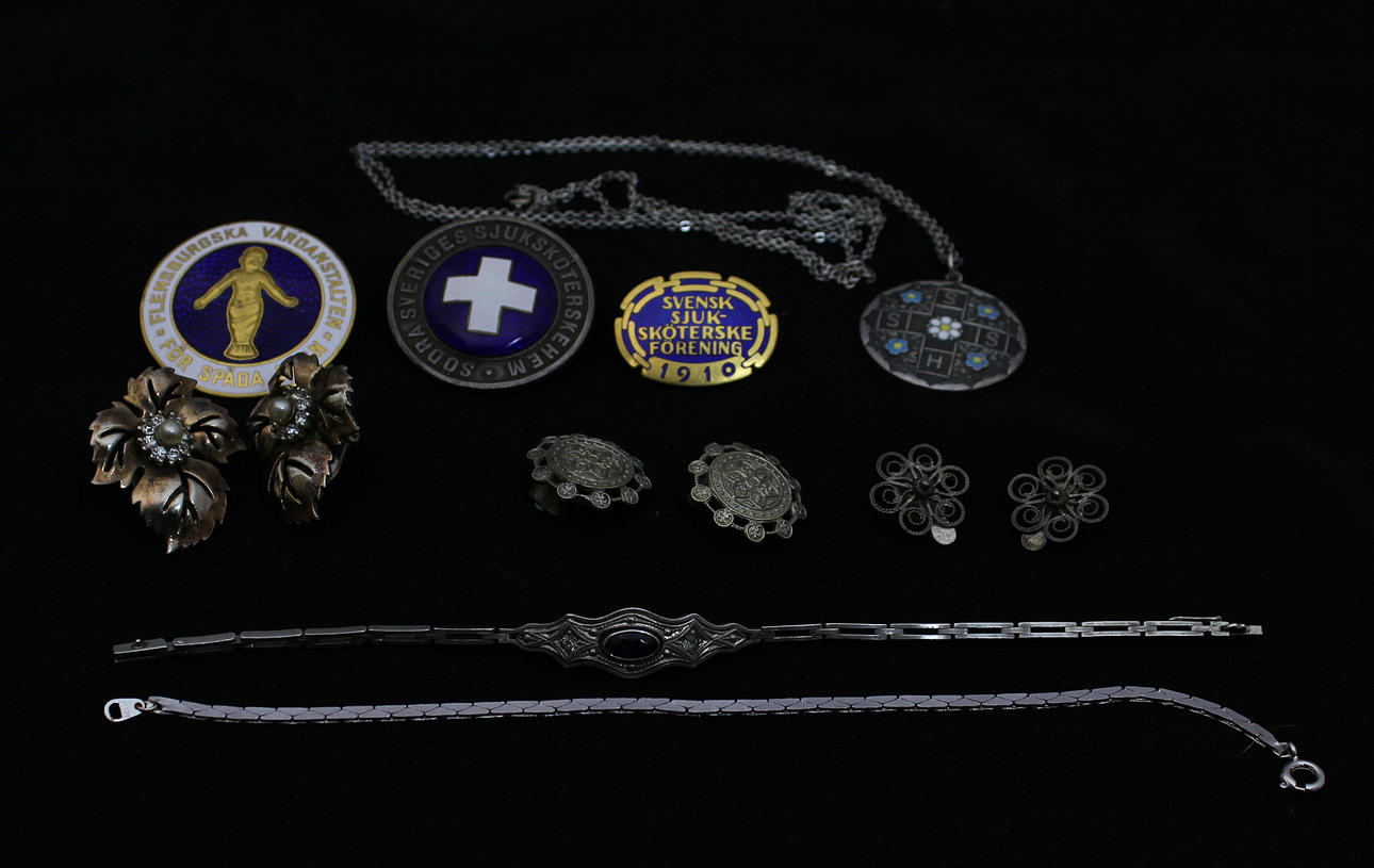 Parti bijouterier (innehåller 17 gram silver) etc (13).