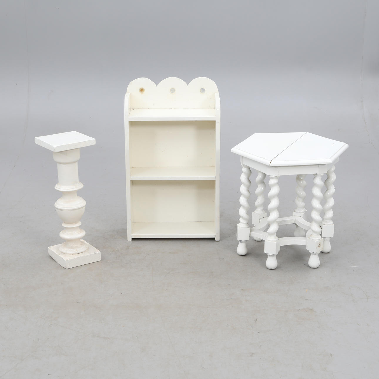 PALET/PEDESTAL/LIBRERÍA, madera pintada, 3 piezas.