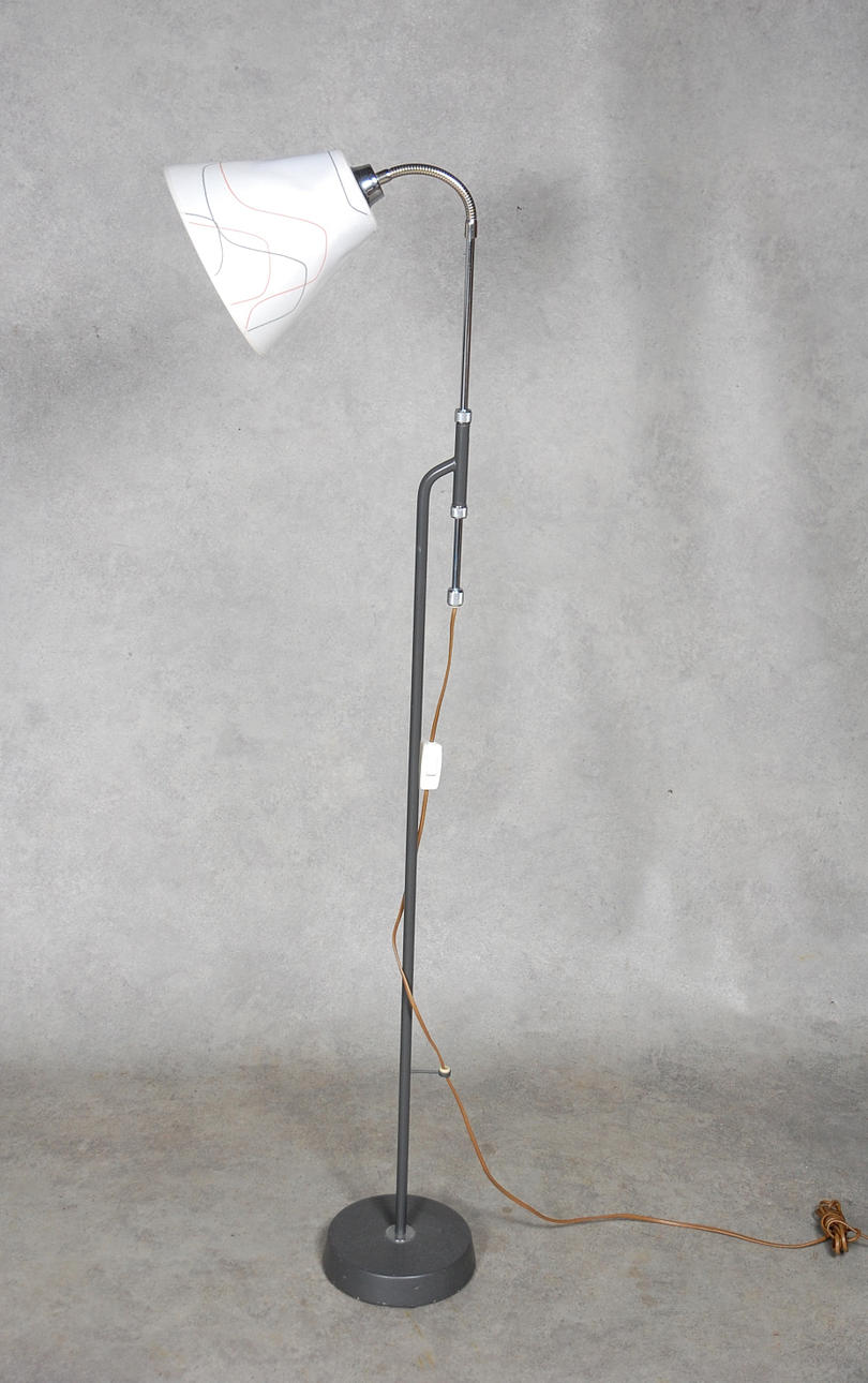 GOLVLAMPA, gjutjärn, höj och sänkbar, märkt MAE 55.