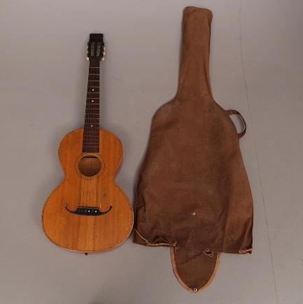 GITARR, sex strängar, brunt tygfodral, omärkt.