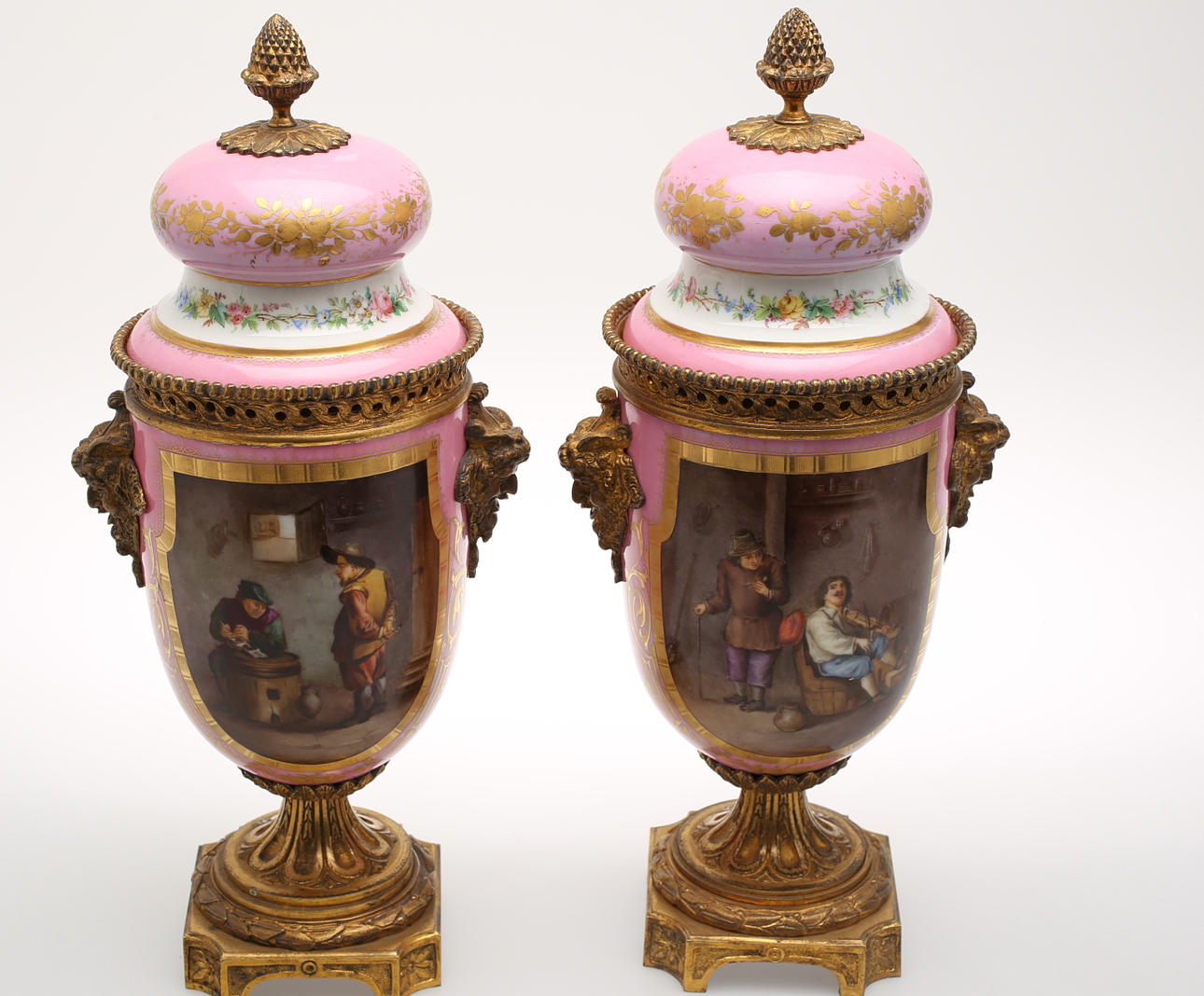 POTPURRIURNOR med LOCK, ett par, Sevresporslin, förgyllda bronser.