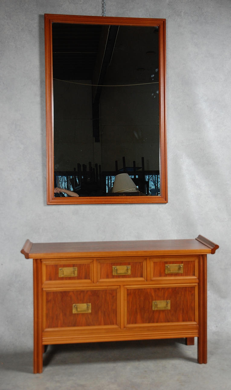 BYRÅ MED SPEGEL, 1900-talets senare del.
