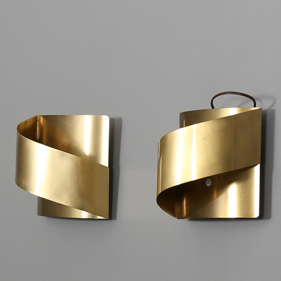 VÄGGLAMPOR i gulmetall, ett par, FLB (Falkenbergs Belysning), 1900-tal.