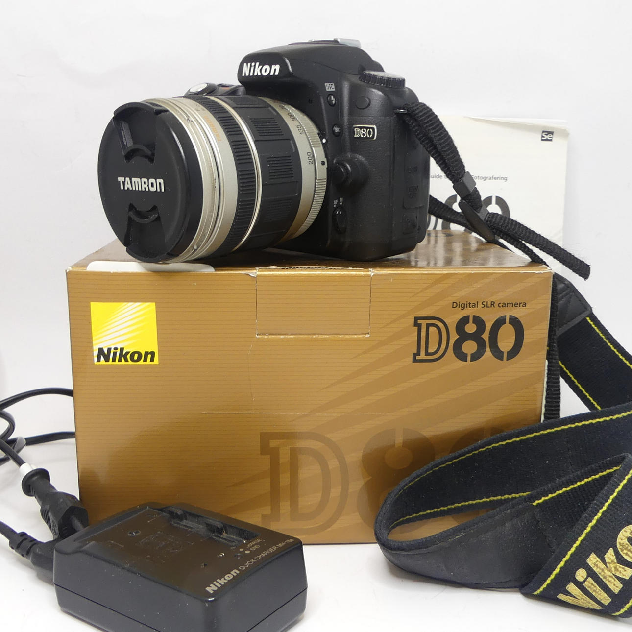 KAMERA NIKON med optik TAMRON.