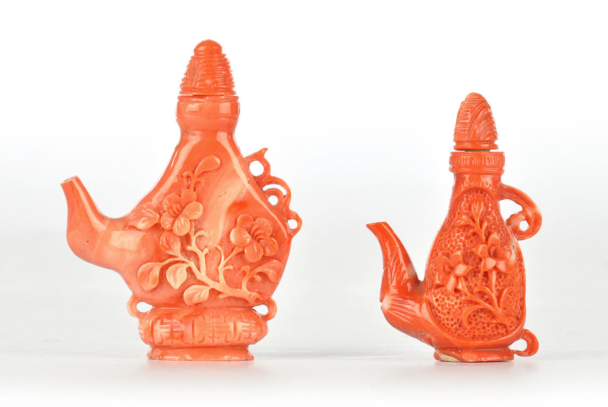 2 SNUFF BOTTLE. Röd korall, laxkorall snidad i form av små tekannor.