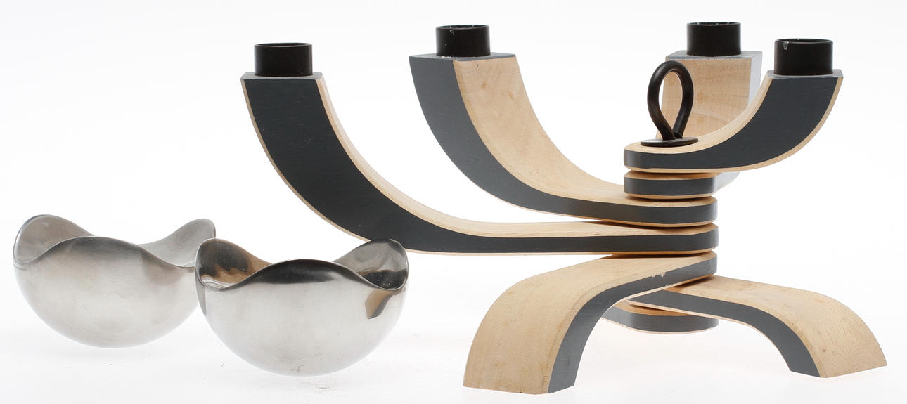 KANDELABER, trä, Design House, Stockholm och LJSSTAKAR, ett par, "Bloom" Helle Damkjaer för Georg Jensen.