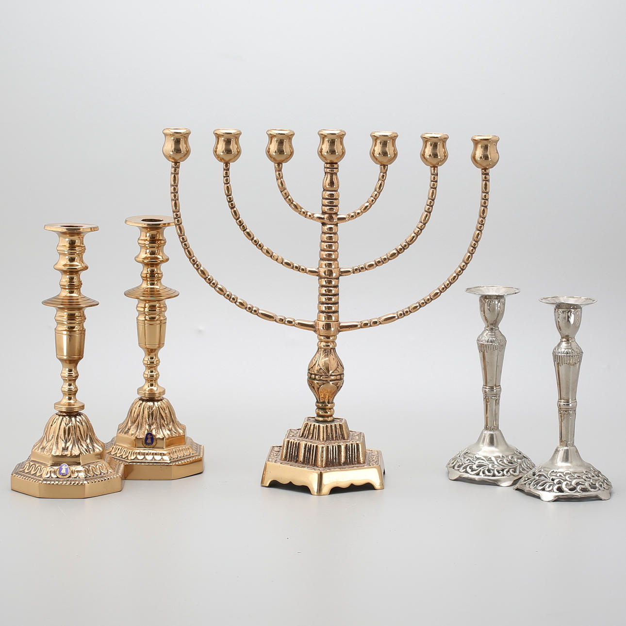 LJUSSTAKAR, 2 par samt KANDELABER.