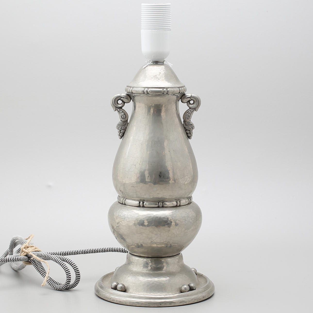 BORDSLAMPA, tenn, Gerotin, Nederländerna, 1900-talets första hälft.