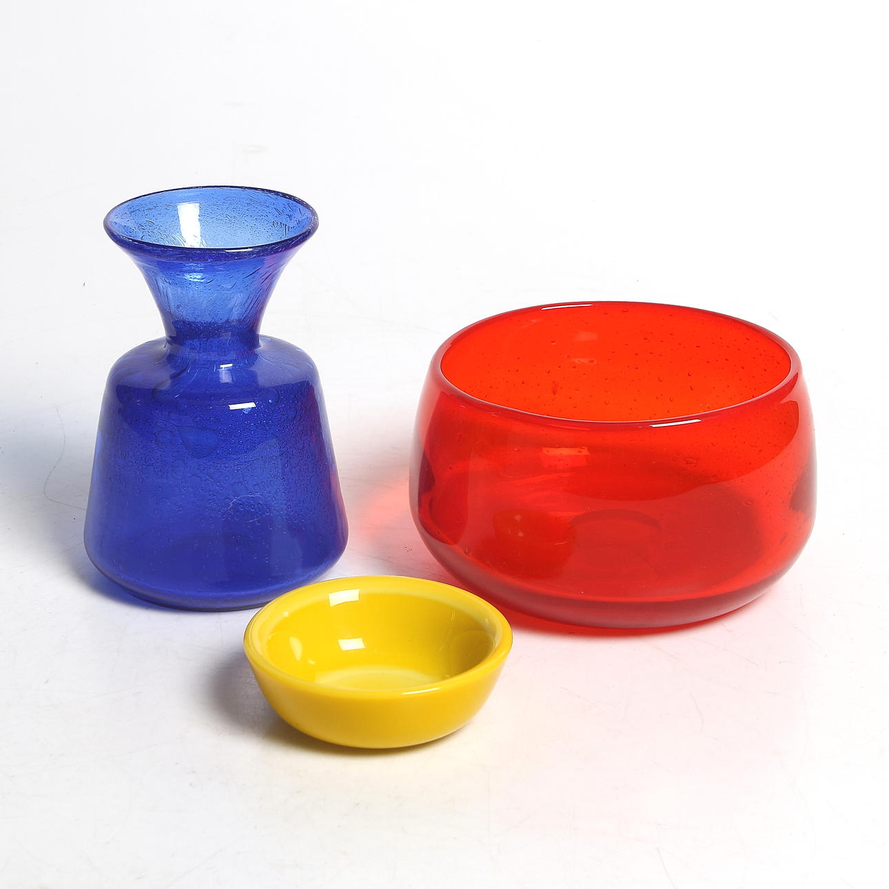 SKÅLAR och VAS, 3 st glas, Erik Höglund, Boda samt "Colora", Sven Palmquist, Orrefors. 1900-tal.