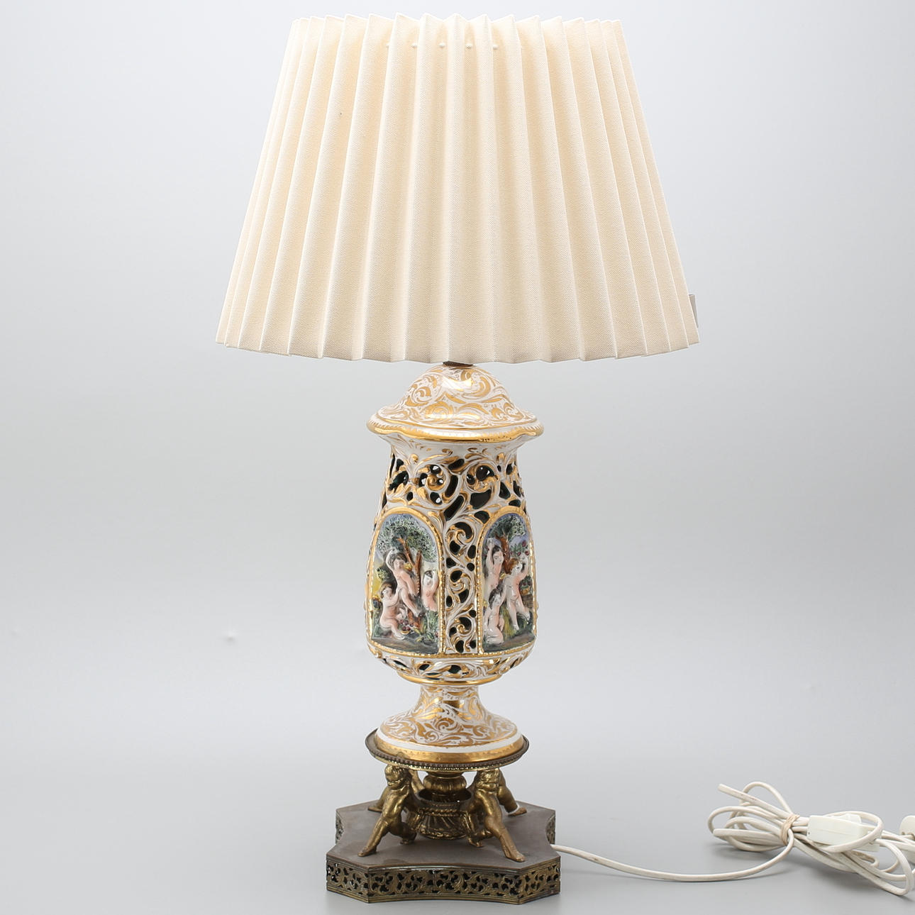 BORDSLAMPA, majolika, Italien, troligen Capo di Monte.