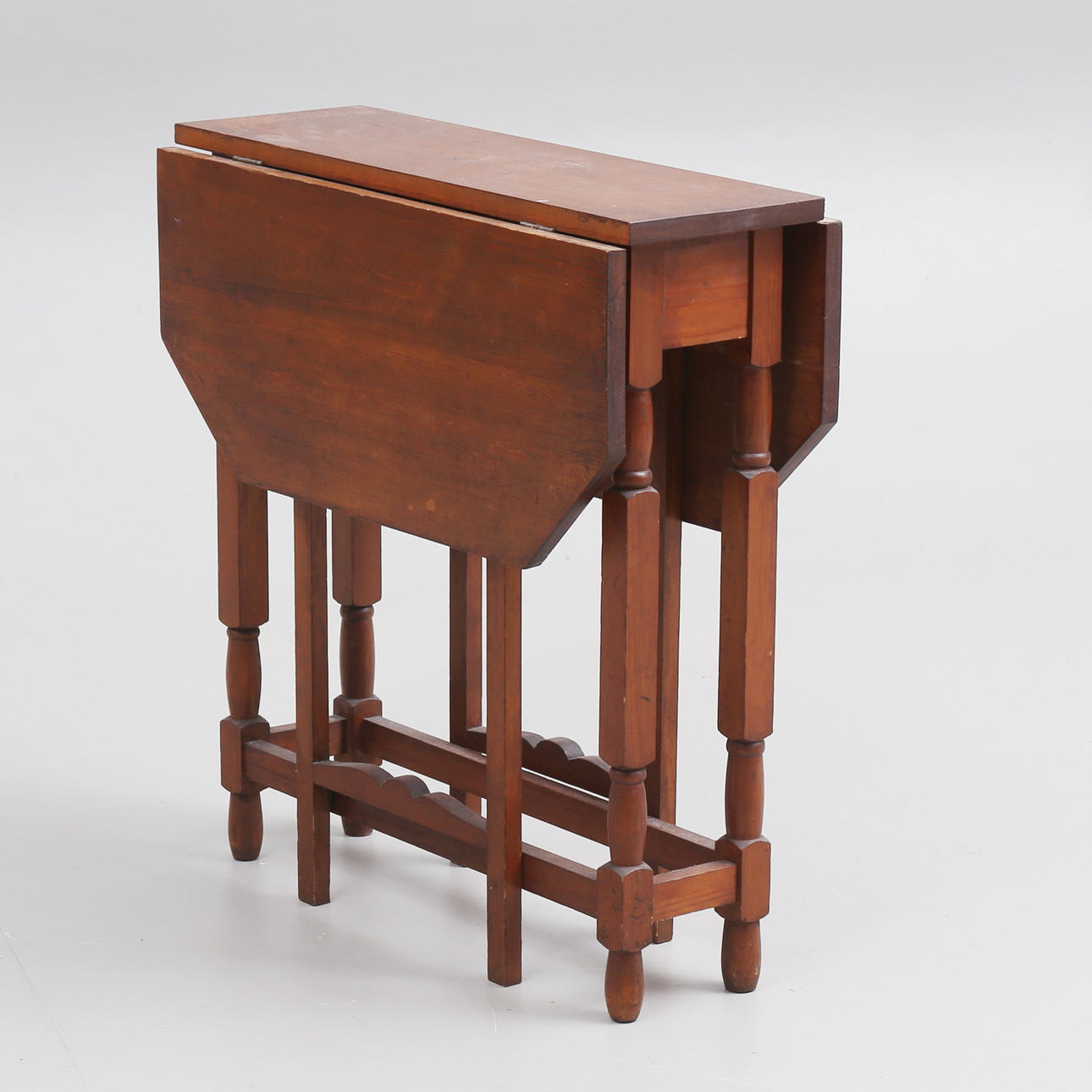 A folding table, turned legs, 20th century.