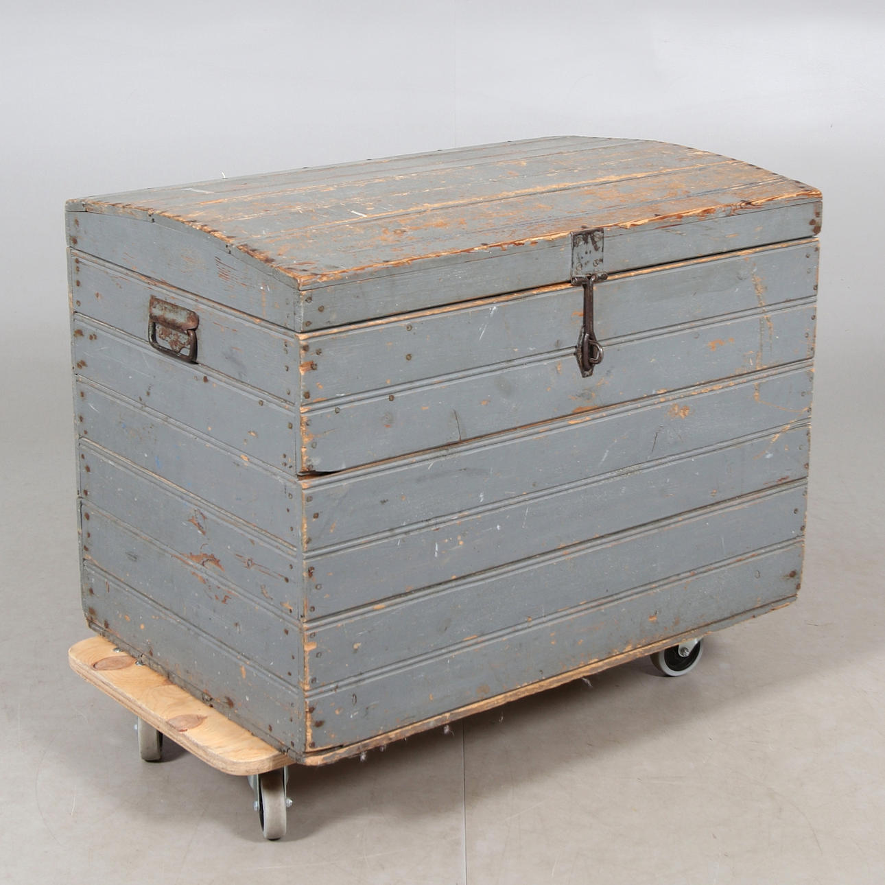 KISTA, gråmålat trä, 1900-tal.