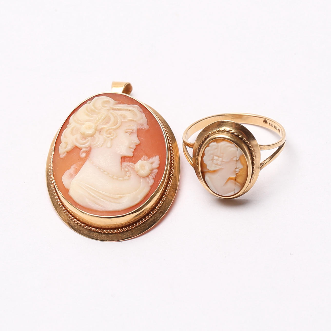 RING og VEDHÆNG, „Camé“, guld, 18k, ca 8,6 gram.