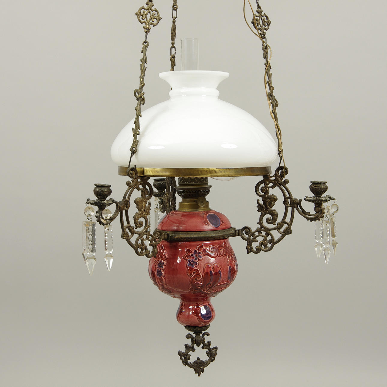 TAKFOTOGENLAMPA med prismor, majolika, sent 1800-tal.