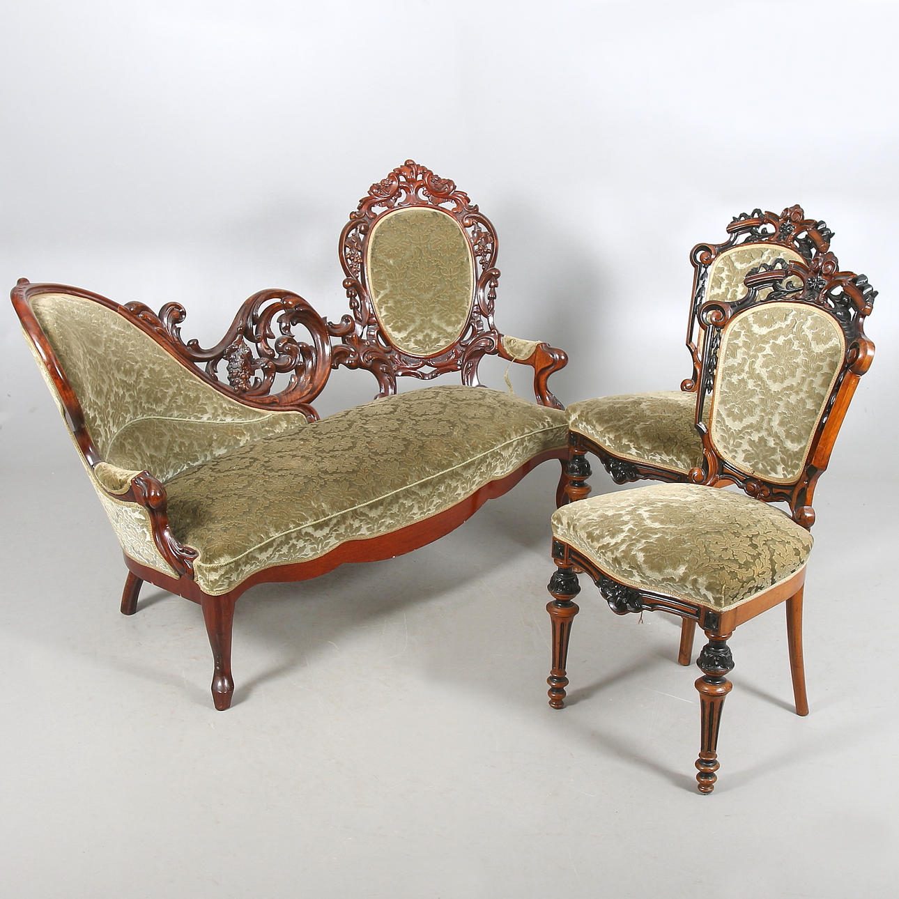 SOFFA, nyrokoko, sk "fästmanssoffa" samt två STOLAR. 1800-talets mitt.