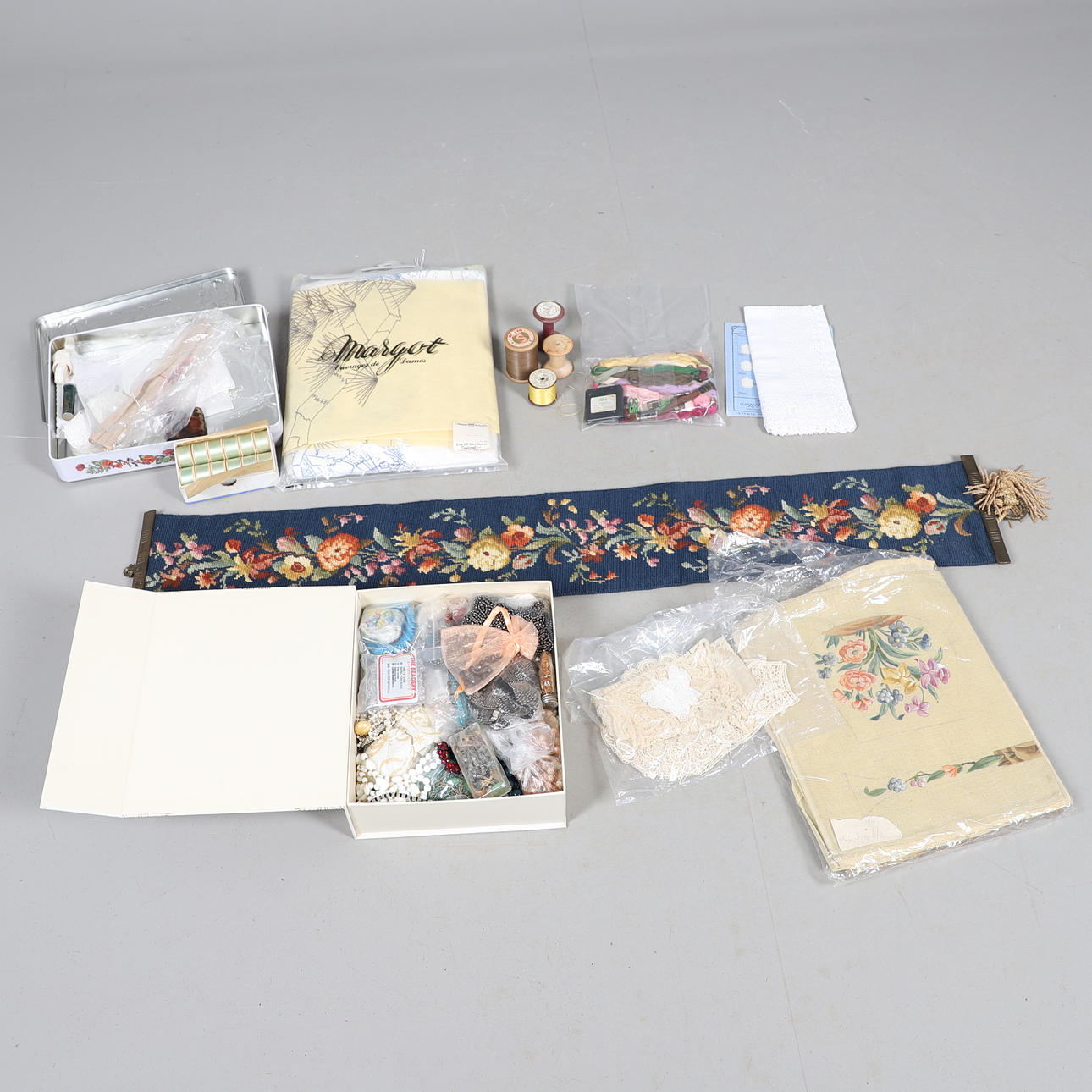 EN MÄNGD ULLVERK, BRODERIPÄRLOR ETC.